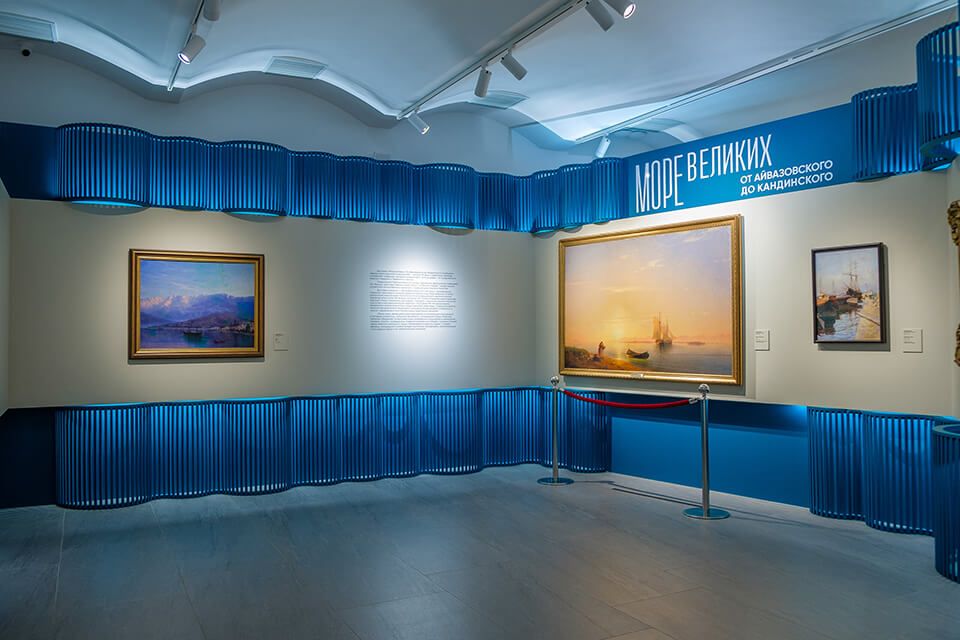 Картины на выставке Море великих