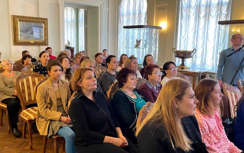 Собрание сотрудников музея совместно с АНО "Краски жизни"